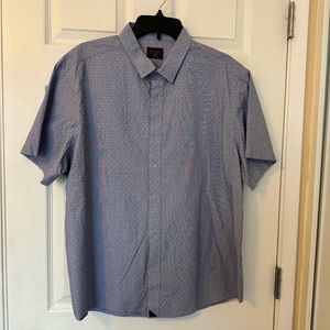 UnTuckit Light blue button down shirt with subtle pattern - XLarge.